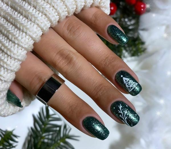 Простой и красивый новогодний маникюр 2021