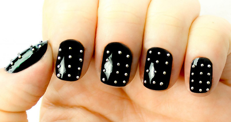 Цветочки и стразики в маникюре нравятся не всем