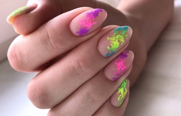 Интересный дизайн брызг неоновых оттенков гель-лака