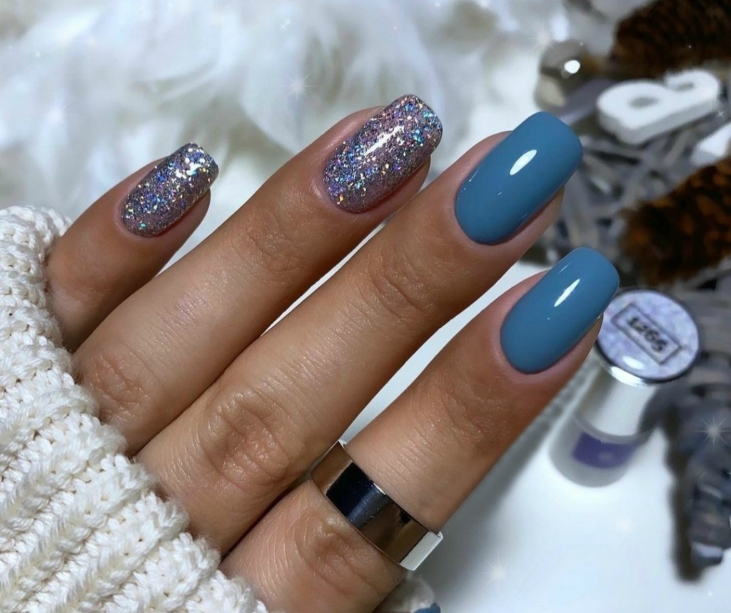 Спокойный тон лака дополнен лаком с разноцветными блестками — шикарный выбор Спокойный тон лака дополнен лаком с разноцветными блестками — шикарный выбор