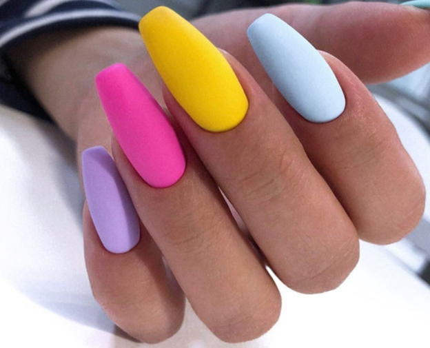 Яркий дизайн ногтей с неоновыми лаками разных оттенков