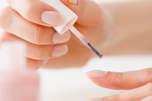 Для нанесения покрытия важно использовать качественные материалы с удобной кисточкой