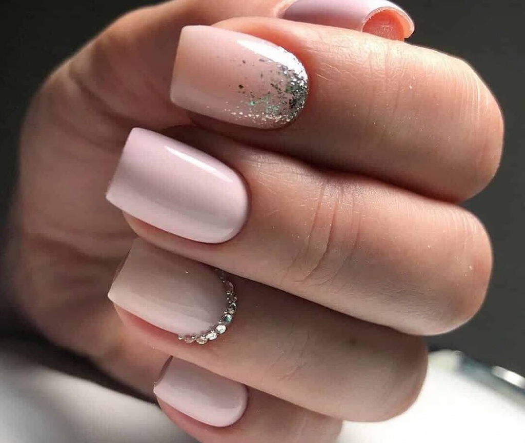 Нежно-розовый дополнят стразы и блестки Нежно-розовый дополнят стразы и блестки