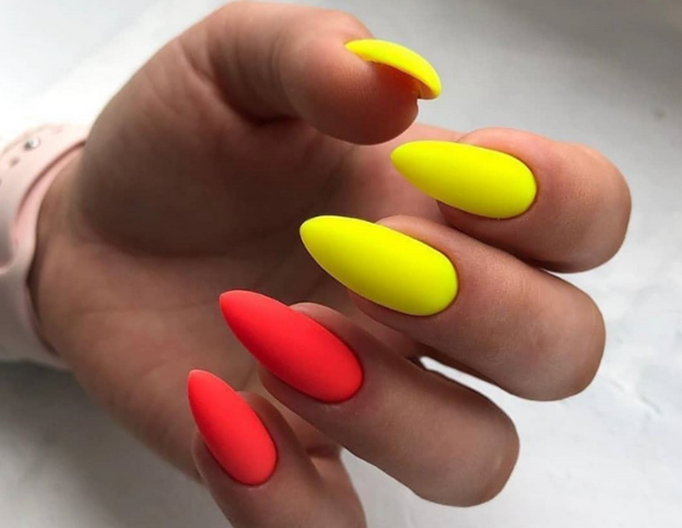 Пример яркого летнего дизайна с неоновыми гель-лаками