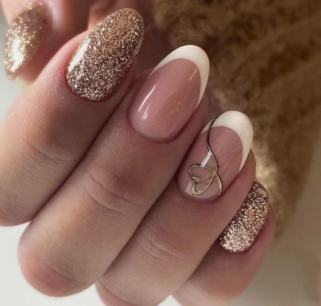 Шикарный френч идеально смотрится с золотистыми блестками Шикарный френч идеально смотрится с золотистыми блестками