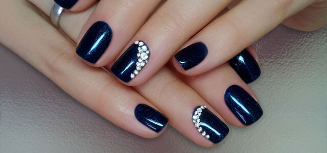 Маникюр со стразами