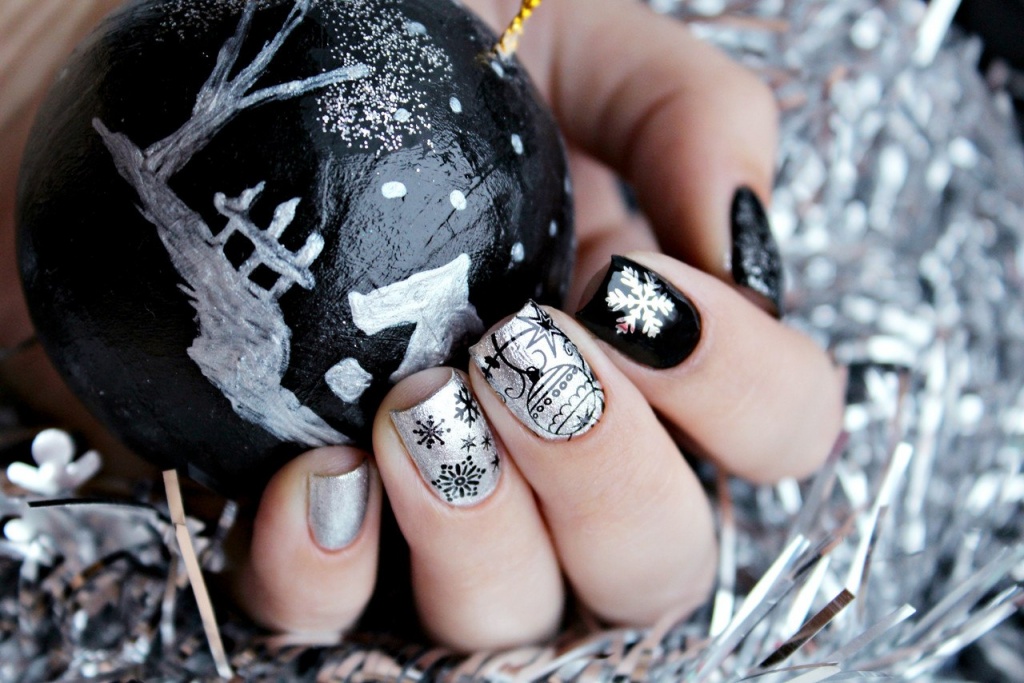 Черно-серебристый с принтами новогодних украшений – удачный выбор для ноготков короткой длины Черно-серебристый с принтами новогодних украшений – удачный выбор для ноготков короткой длины