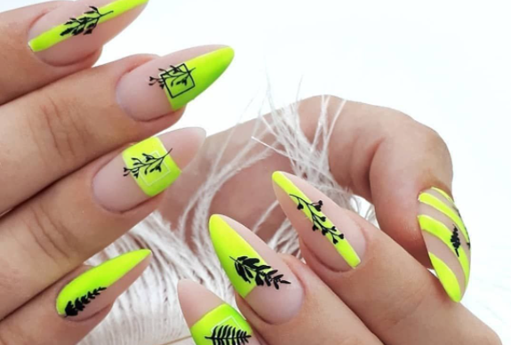 Геометрия яркого оттенка на ногтях