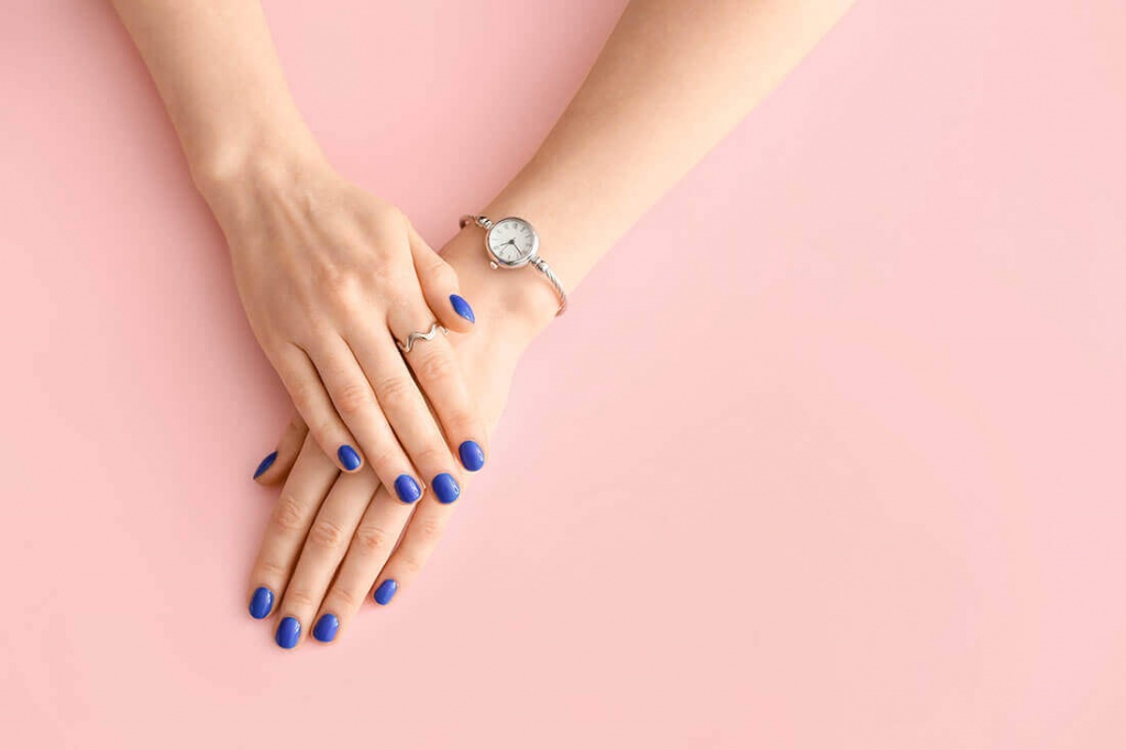 темно-фиолетовый маникюр на коротких ногтях